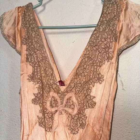 1930s silky peach nightgown and bed jacket - Picture 3 of 5